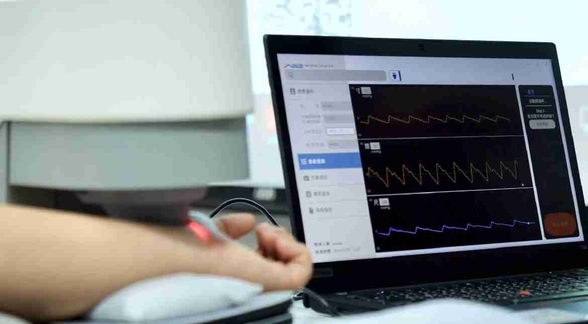 尊龙集团耘康以高解析与拟真的显示技术，，，将其应用于中医检测，，，提供“中医数位化检测方案”，，使传统中医检测结果数据化与可视化