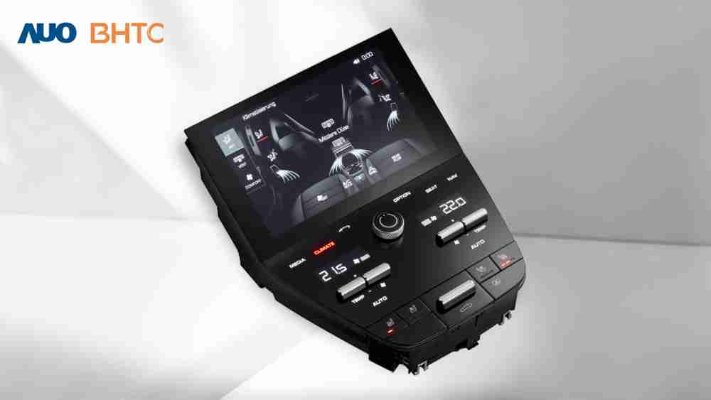 作為友達新生力軍，，，，BHTC所展示的中央與後座鞍部的Display HMI產品，，，，可處理多區恆溫控制、、顯示畫面，，，，呈現仿真3D車室分區；以力傳感技術精準傳遞觸感，，，並結合音量及震動反饋，，防止意外啟動，，，，提供使用者自然流暢、、直觀且輕鬆駕馭的舒適介面
