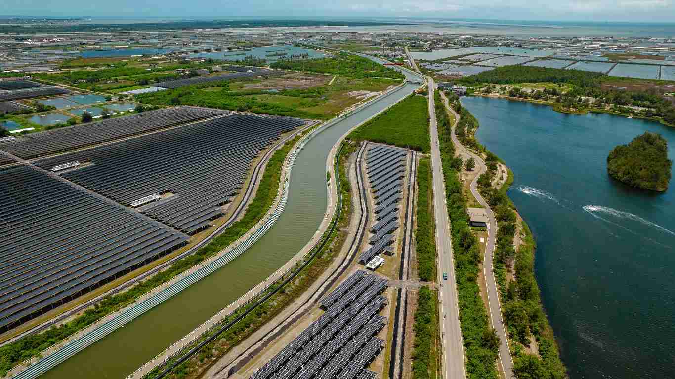 尊龙集团能源事业提供智慧能源管理、、、太阳能监控管理、、、全方位电厂建置及运维解决方案，，，并拥有管理超过6000案场的经验