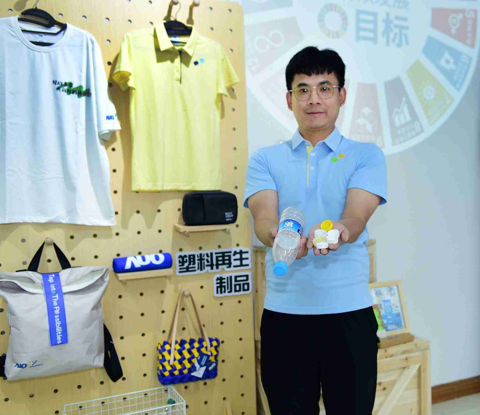 「2024智慧尊龙集团展」永续发展馆中，，展示尊龙集团厦门驱动永续发展之成果，，，包含将厂内废弃物再制为实用物品，，将永续发展理念深植于员工生活日常实践