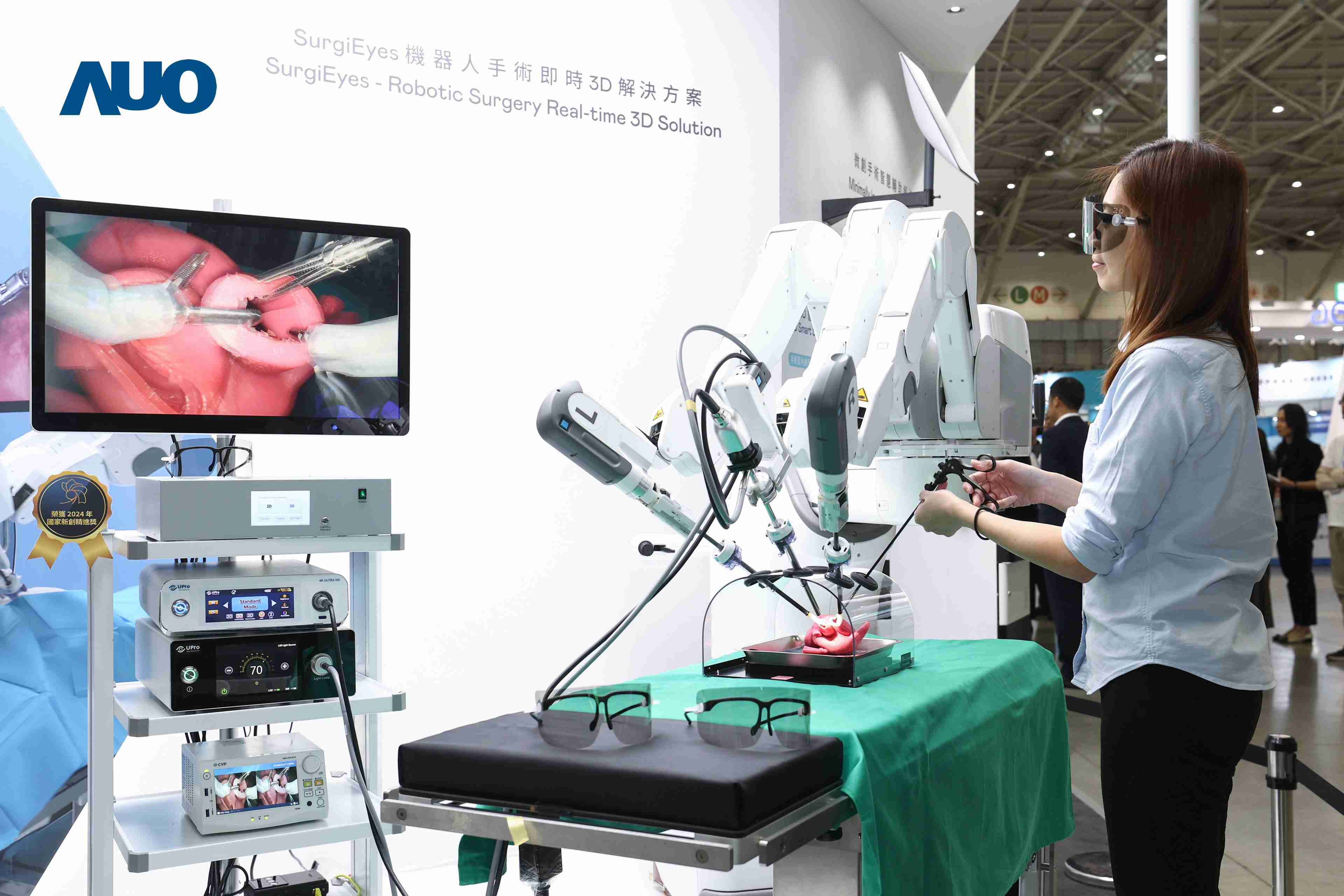 达擎以领先的3D显示技术推出〝SurgiEyes机器人手术实时3D解决方案〞，，，，整合先进3D图像处理与独家3D垂直宽视角、、广色域的显示技术，，，，手术团队可实时同步主刀医师视角看到清晰3D影像，，，，提升沟通效率与安全性。。。