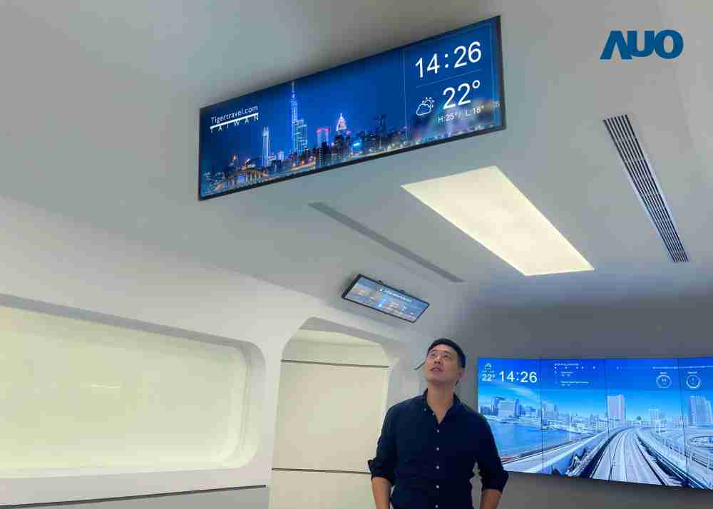 达擎TARTAN “37吋超薄双屏车厢显示器” 采用单一背光设计，，将双面显示器厚度大幅缩减至12mm，，，支持长条屏 32:9 规格，，，突破传统分辨率限制，，，，提供旅客更清晰实时的乘车信息及广告讯息